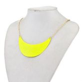 Colar curto de fluorescência exagerada